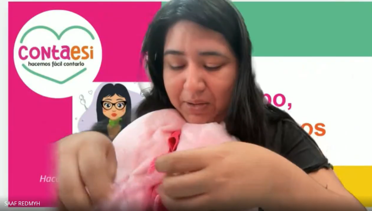 Isabel Rodríguez con peluche educativo Conta ESI